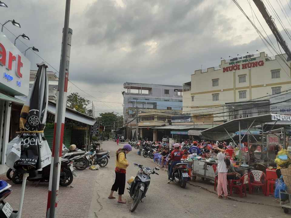 Bán nhà trệt lầu nho nhỏ, xinh xinh, mới tinh, gần cháo lòng và chợ Cái Tắc, Châu Thành A, Hậu Giang