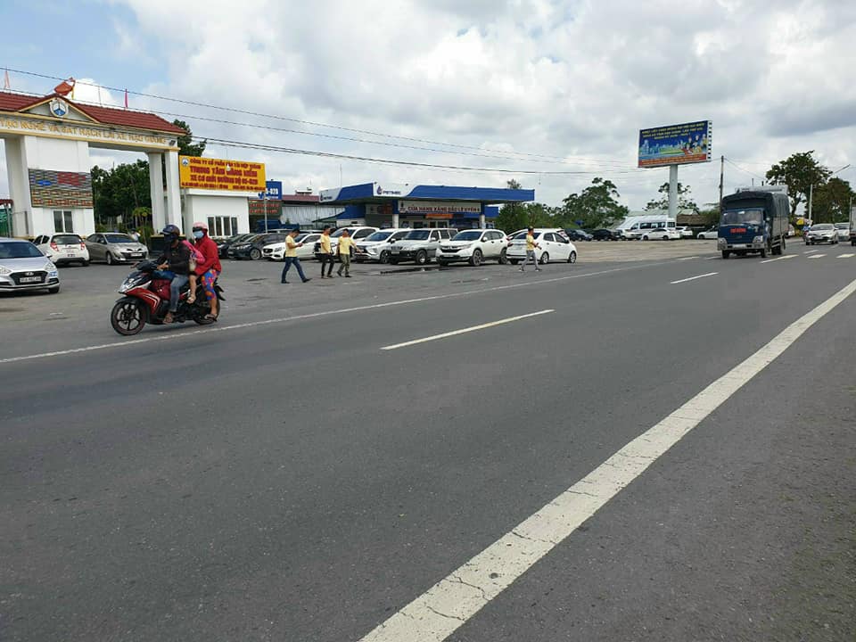 Hàng hiếm: Bán miếng đất đã san lấp toàn bộ, mặt tiền khủng, trên đất có 1 cái nhà, quán cafe đang kinh doanh, trồng cây thoáng mát