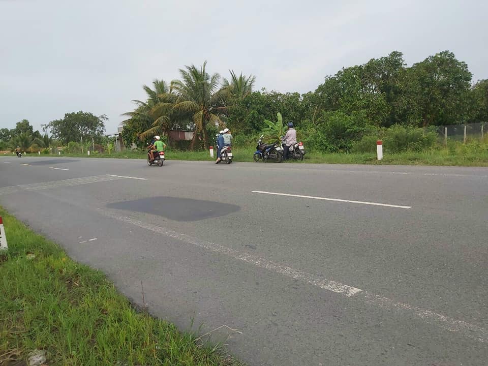 Hàng hiếm: Bán miếng đất đã san lấp toàn bộ, mặt tiền khủng, trên đất có 1 cái nhà, quán cafe đang kinh doanh, trồng cây thoáng mát