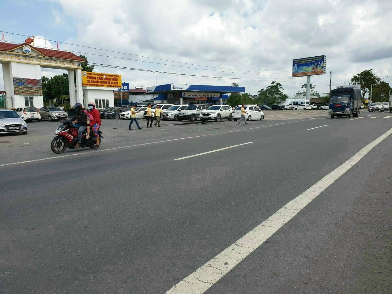 Hàng hot xéo Trường lái Hậu Giang chỉ hơn 50m: Bán 10 công lên vườn trồng cây trái sum suê, vuông vức, mặt tiền QL61C, Nhơn Nghĩa A, Châu Thành A, HG.